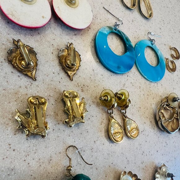 11 Pairs of Vintage Enamel Earrings including Napier - Picture 3 of 9